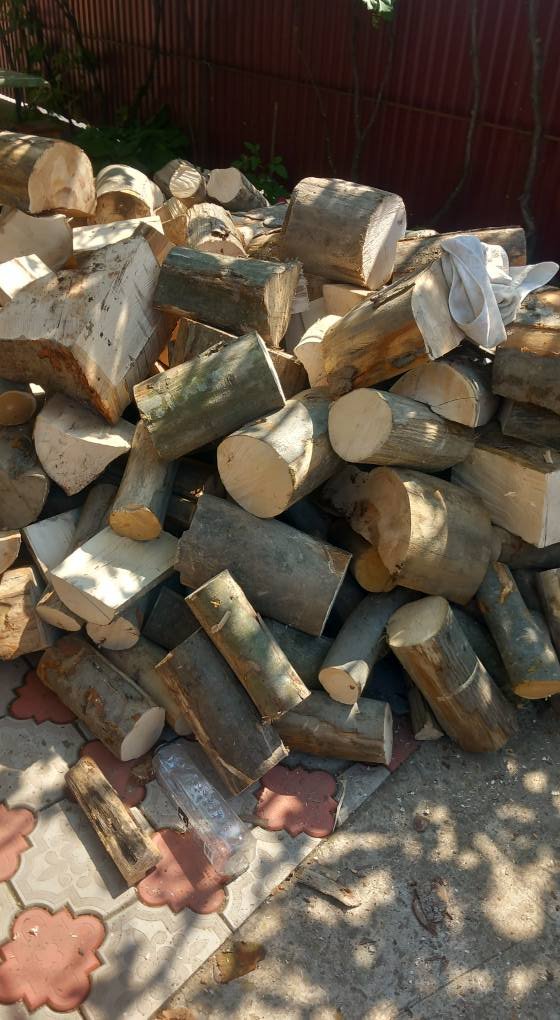 Vând lemne de foc asigur transport la domiciliu oriunde doriți în jud. Neamț