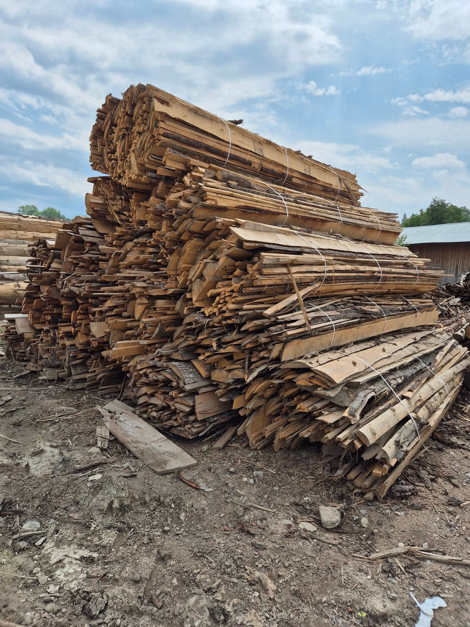 Vând paleți deșeuri brad și lemn de foc ✅️✅️✅️ 0721550322