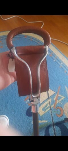 Vind scaun tip baston nou cu etichetă,piele de calitate 350 lei 0768292141