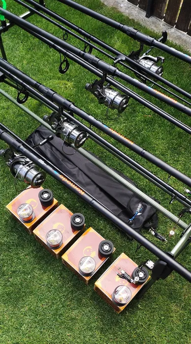 Set Pescuit, 4 Lansete Carbon,4 Mulinete 7000 cu Baitrunner,Rod Pod