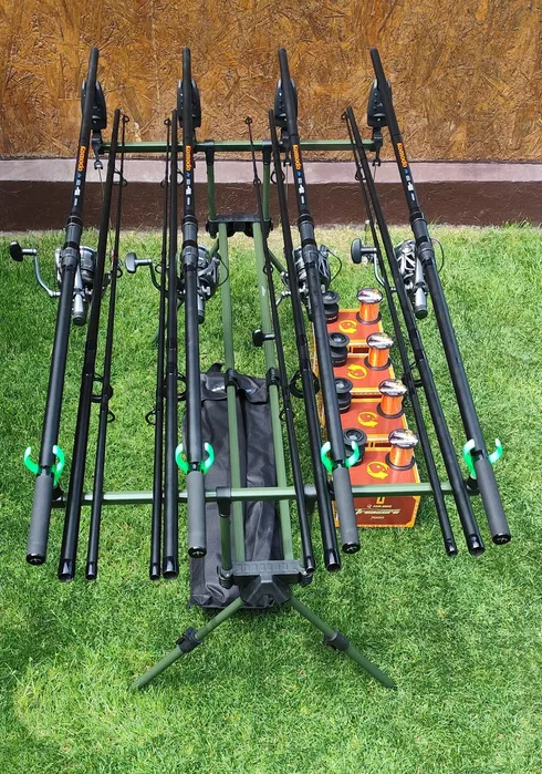 Set Pescuit, 4 Lansete Carbon,4 Mulinete 7000 cu Baitrunner,Rod Pod