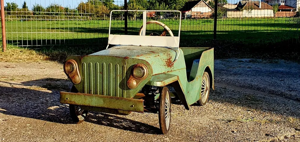 masinuta cu pedale jeep veche ani 80