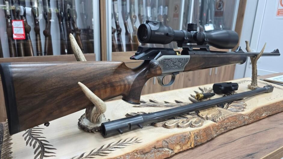 Gamă variată de arme disponibile pentru verificare și probă;