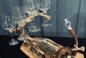 Fiecare set este așezat pe un suport din lemn ars, iar fibra arsă este turnată cu rășină epoxidică – piese unice, spectaculoase și rezistente!