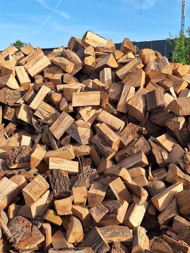 Vând lemne crăpate si deșeuri uscate pentru comenzi 0749948832