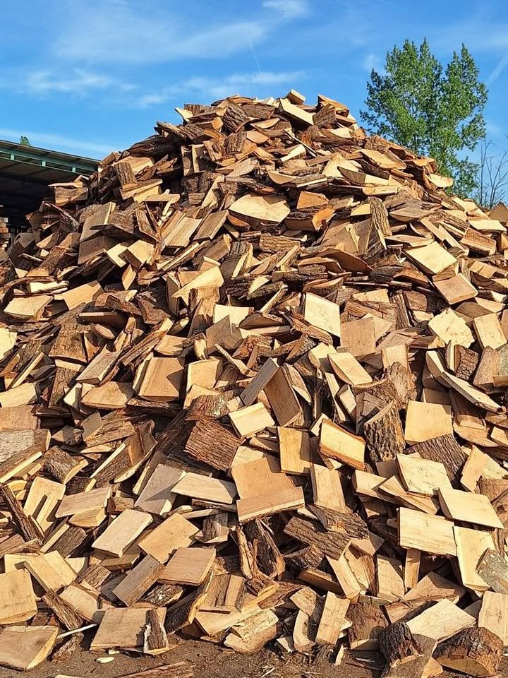 Vând lemne crăpate si deșeuri uscate pentru comenzi 0749948832