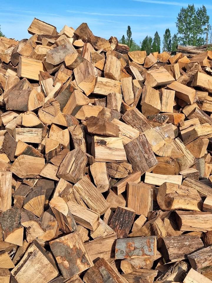 Vând lemne crăpate si deșeuri uscate pentru comenzi 0749948832