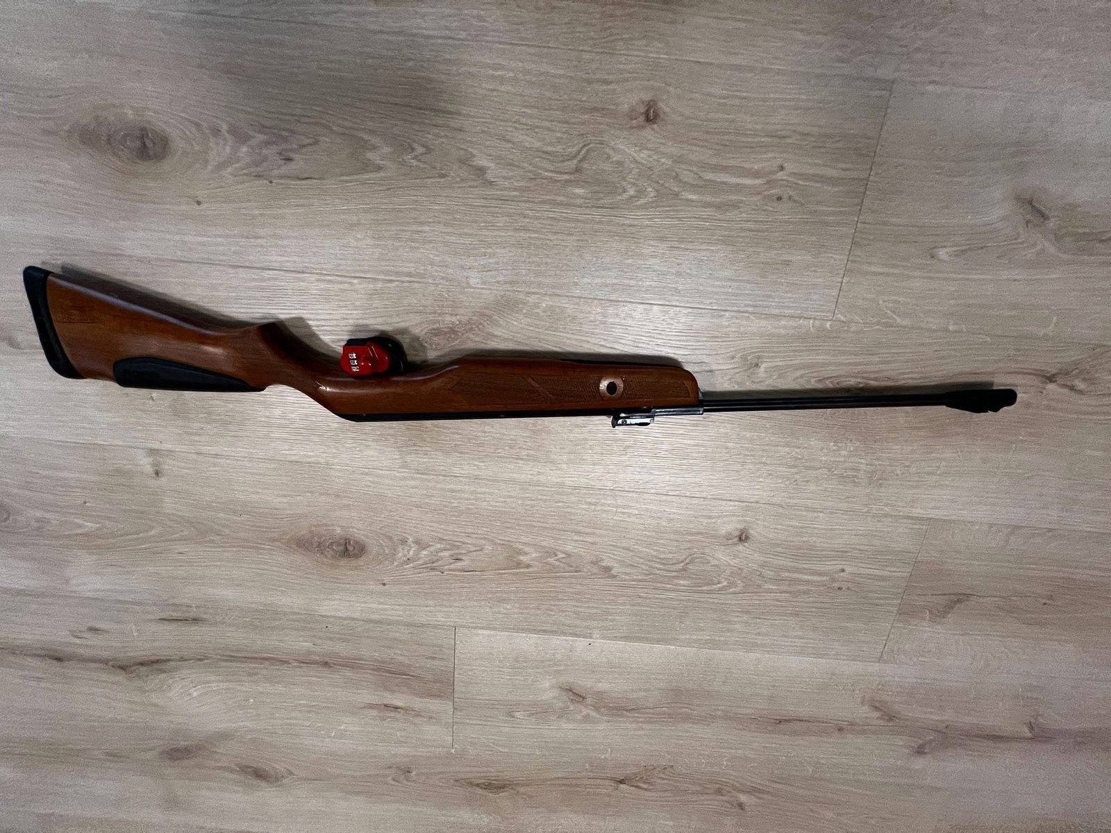 Se înstrăinează conform legii Fair prestige mixtă 9,3-74 , cal 12 Browning maral cal 30-06 + lunetă conux 3-14 Beneli semiautomată cal 30-06 Gamo hunting aer comprimat cal 5,5