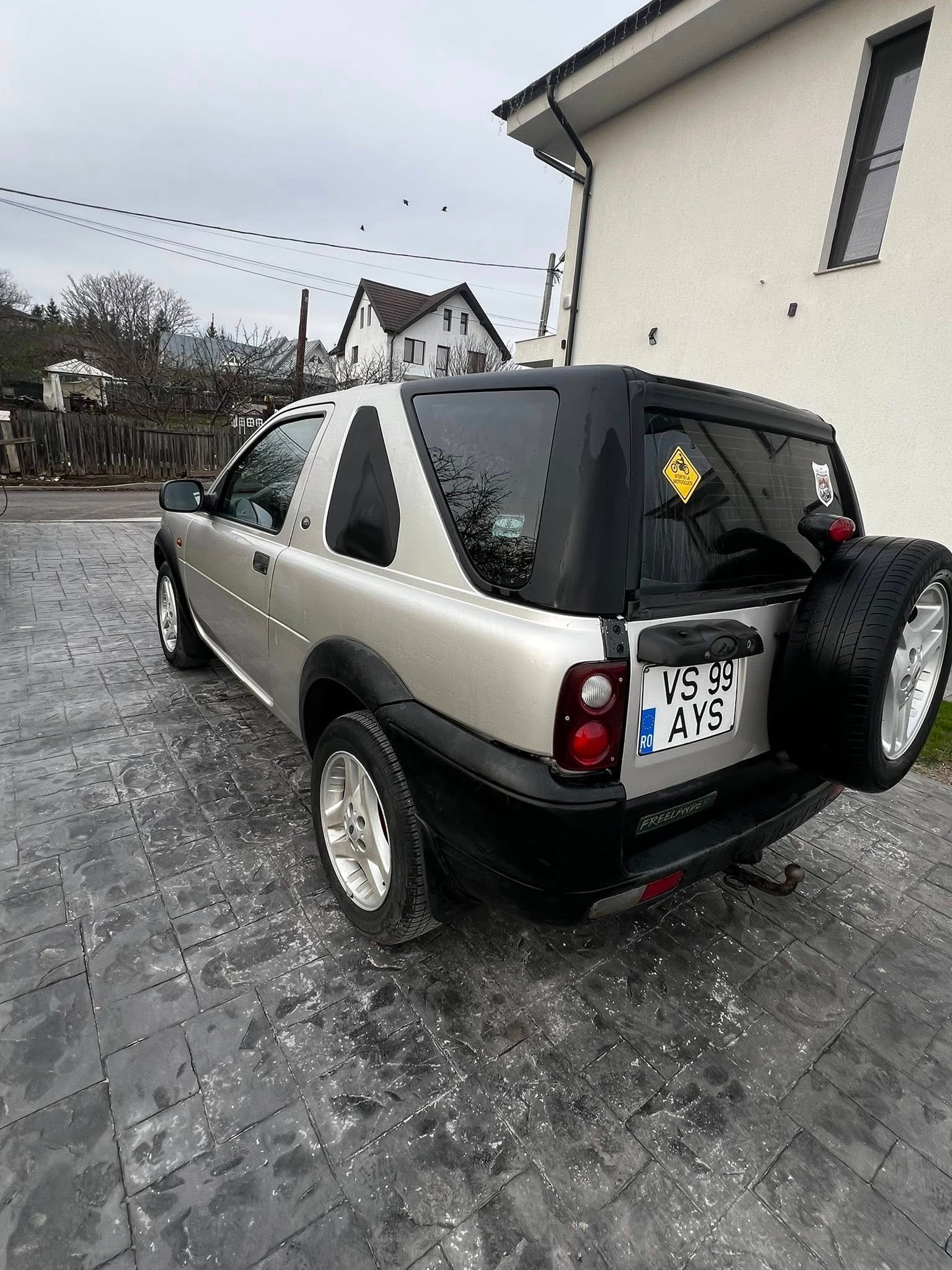 Mașina este în stare perfectă de funcționare , an 2001 , 2 uși , volan stanga