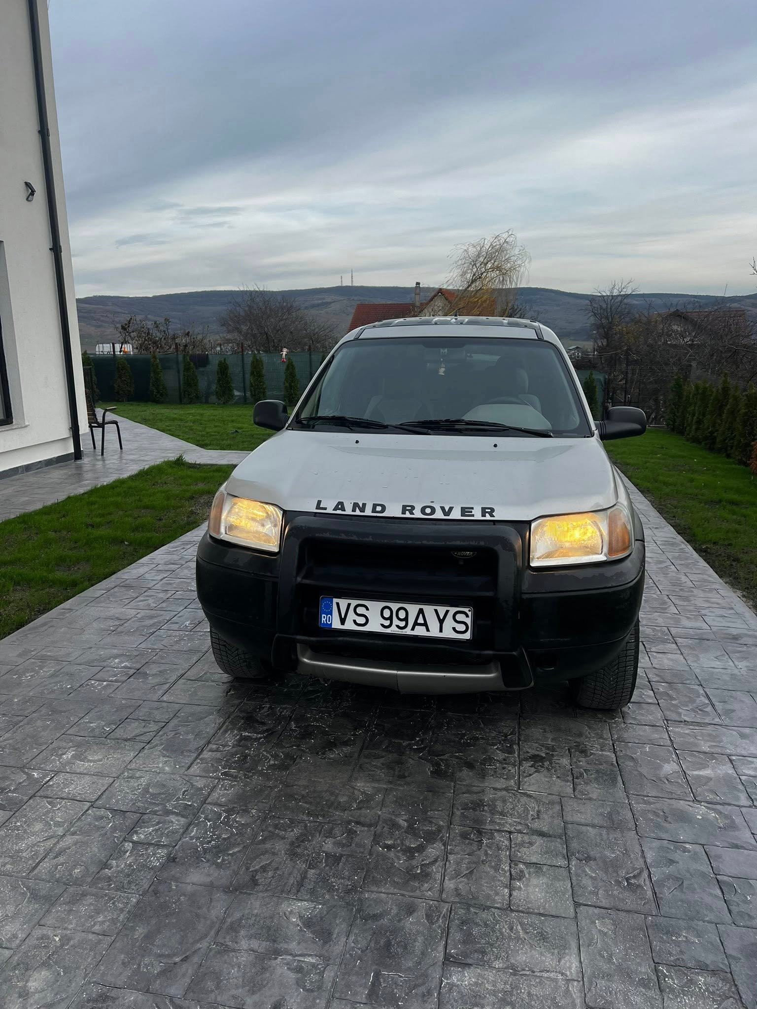 Mașina este în stare perfectă de funcționare , an 2001 , 2 uși , volan stanga