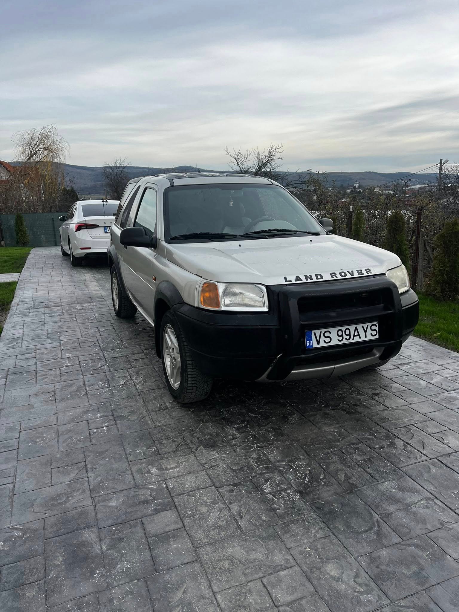 Mașina este în stare perfectă de funcționare , an 2001 , 2 uși , volan stanga