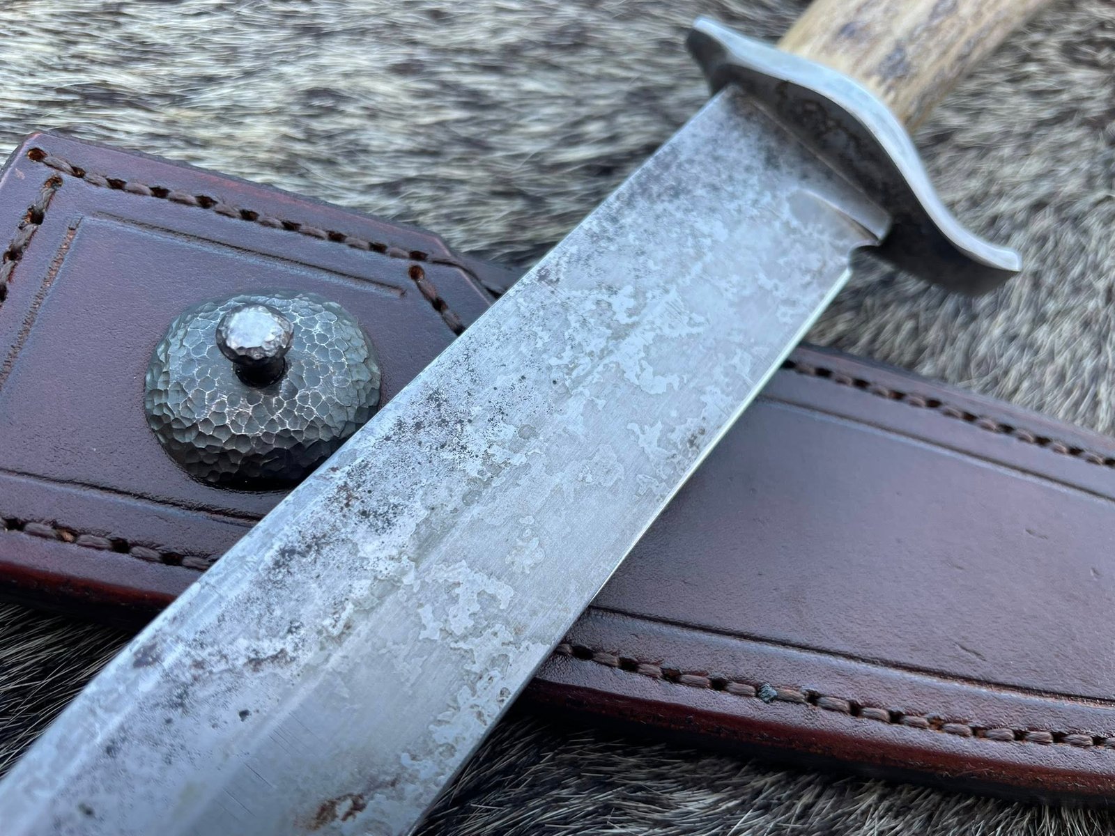 Cuțit vânătoresc, confecționat din oțel 1095 antichizat