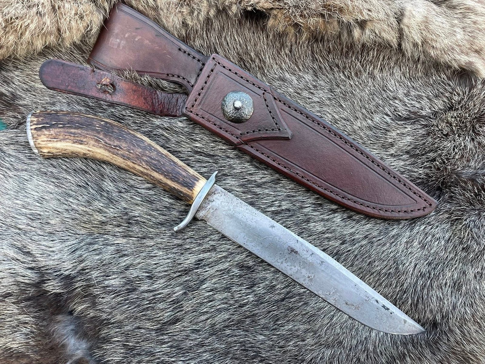 Cuțit vânătoresc, confecționat din oțel 1095 antichizat