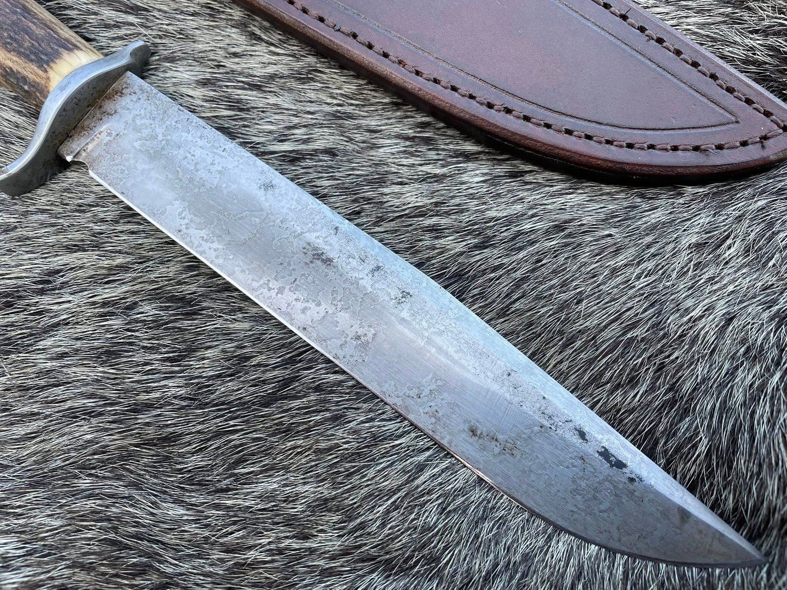 Cuțit vânătoresc, confecționat din oțel 1095 antichizat