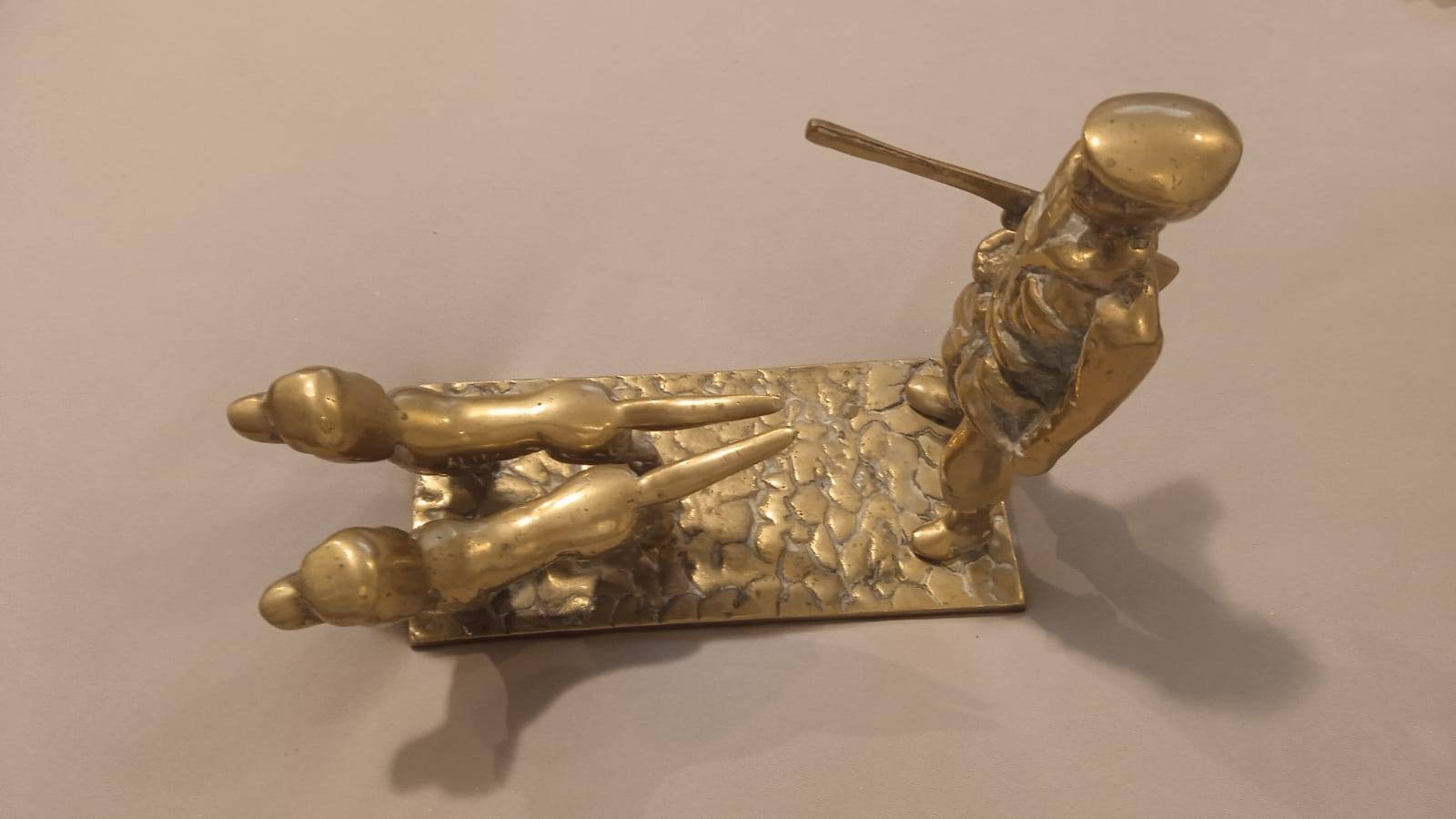 Figurina din alama ce reprezinta un vanator la vanatoare
