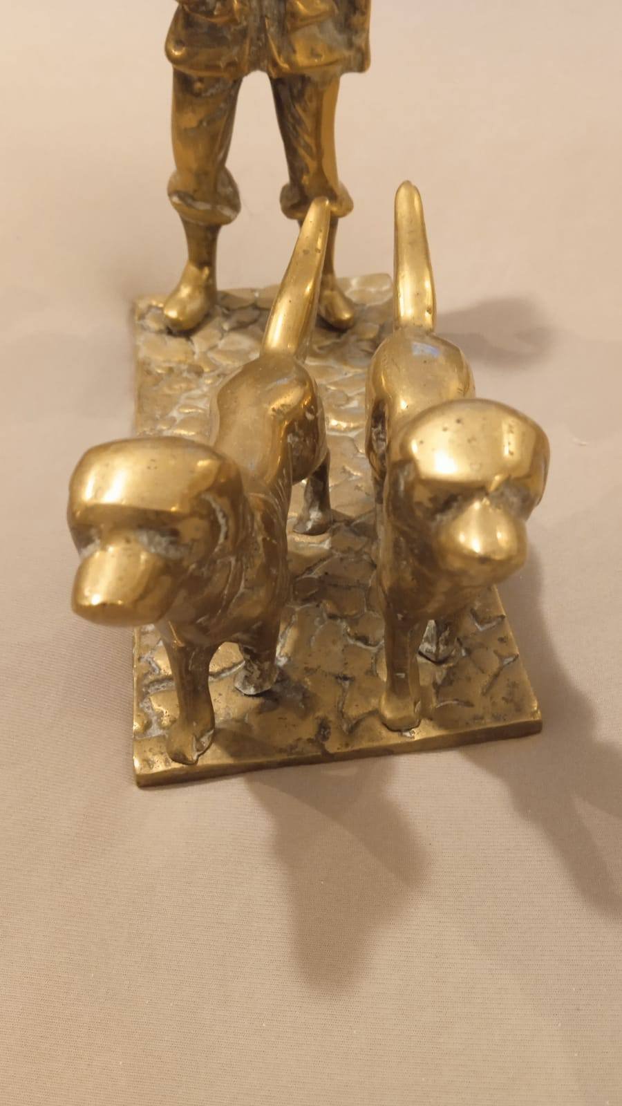 Figurina din alama ce reprezinta un vanator la vanatoare