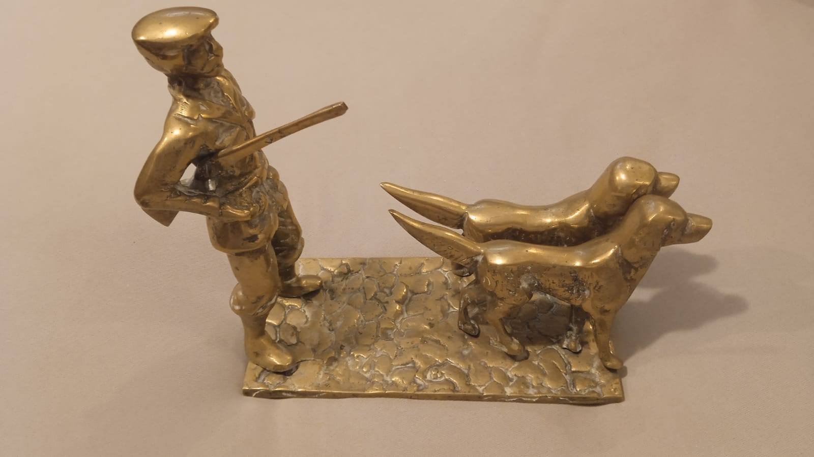 Figurina din alama ce reprezinta un vanator la vanatoare