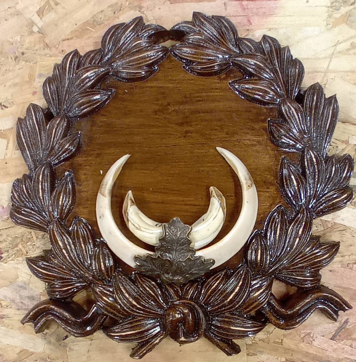 Panoplii pentru trofee de mistreț sculptate pe lemn masiv la cerere se pot personaliza