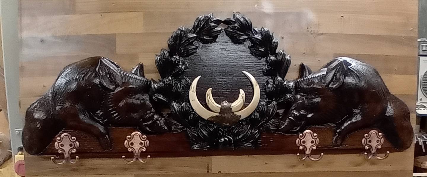 Cuiere vânătorești sculptate pe lemn masiv cu agatatori incluse