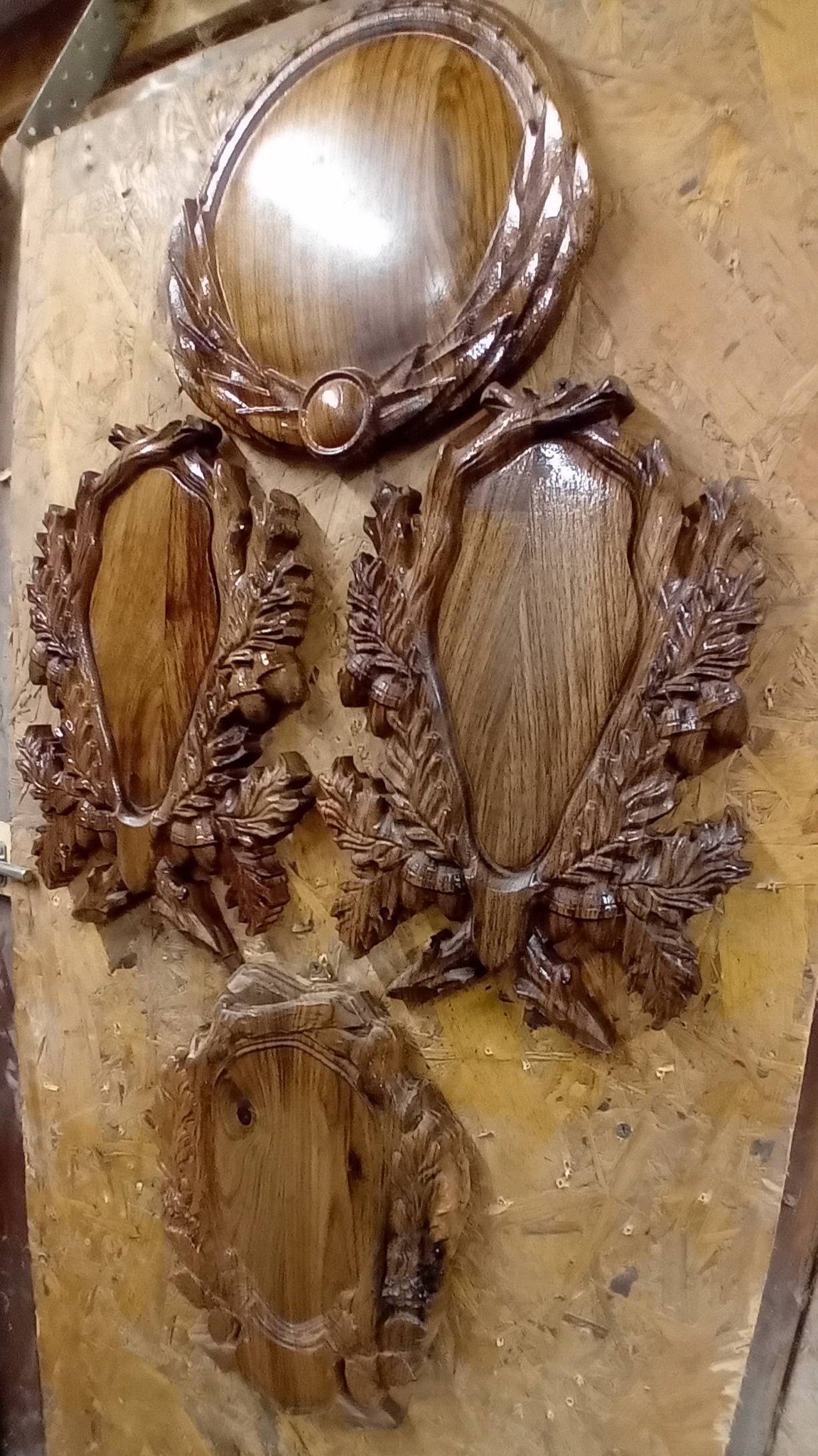 Panoplii pentru trofee de căprior și mistreț sculptate pe lemn de nuc natur