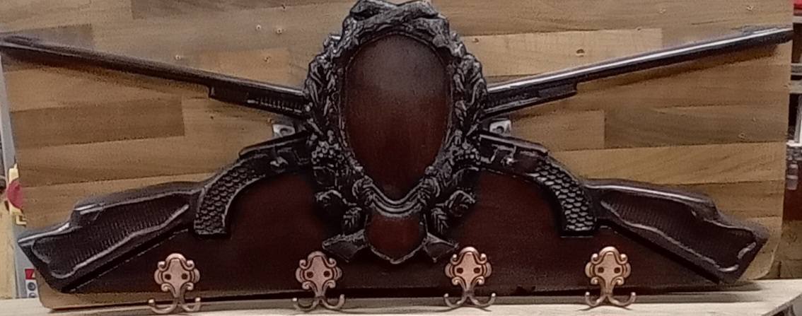 Cuiere vânătorești sculptate pe lemn masiv cu agatatori incluse