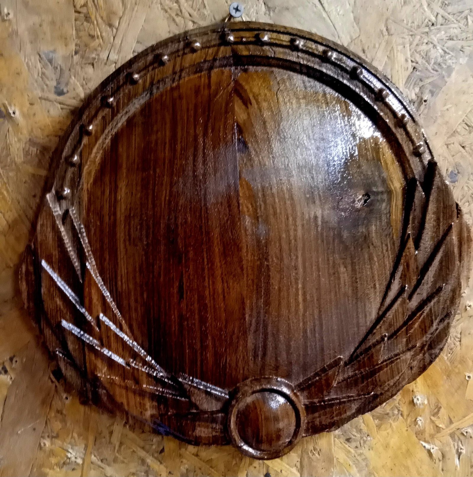 Panoplii pentru trofee de mistreț sculptate pe lemn masiv la cerere se pot personaliza