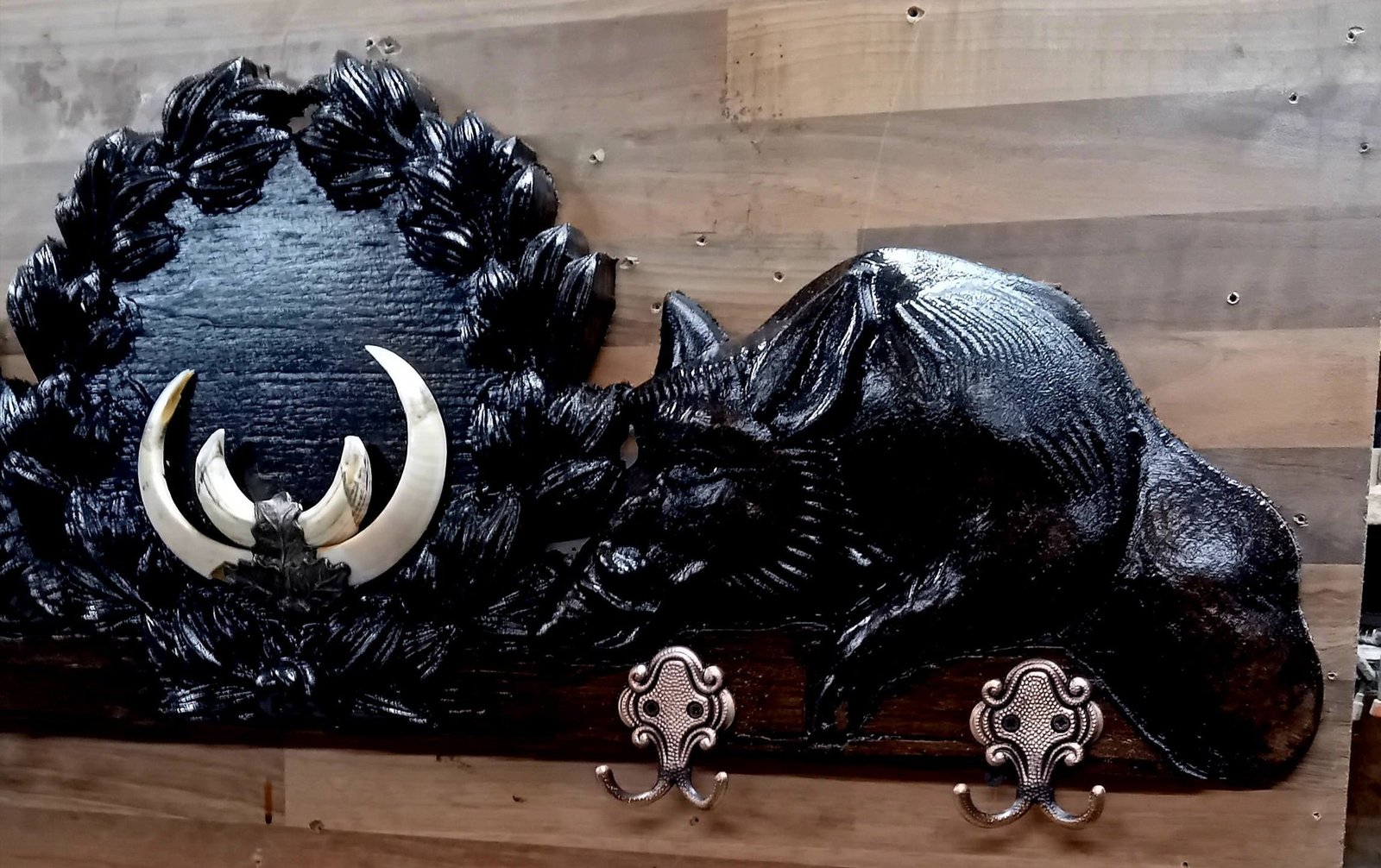 Cuiere vânătorești sculptate pe lemn masiv cu agatatori incluse