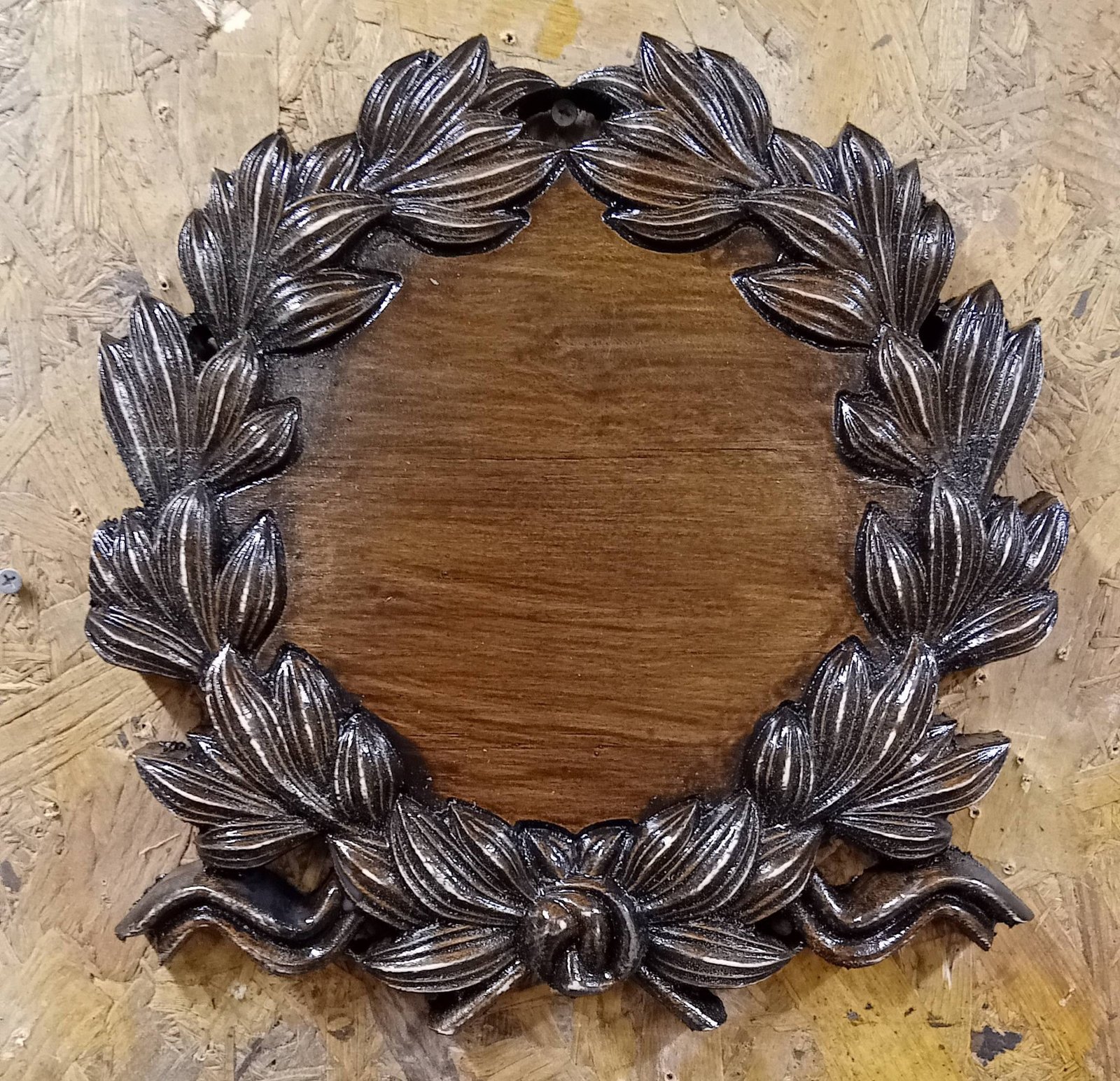 Panoplii pentru trofee de mistreț sculptate pe lemn masiv la cerere se pot personaliza