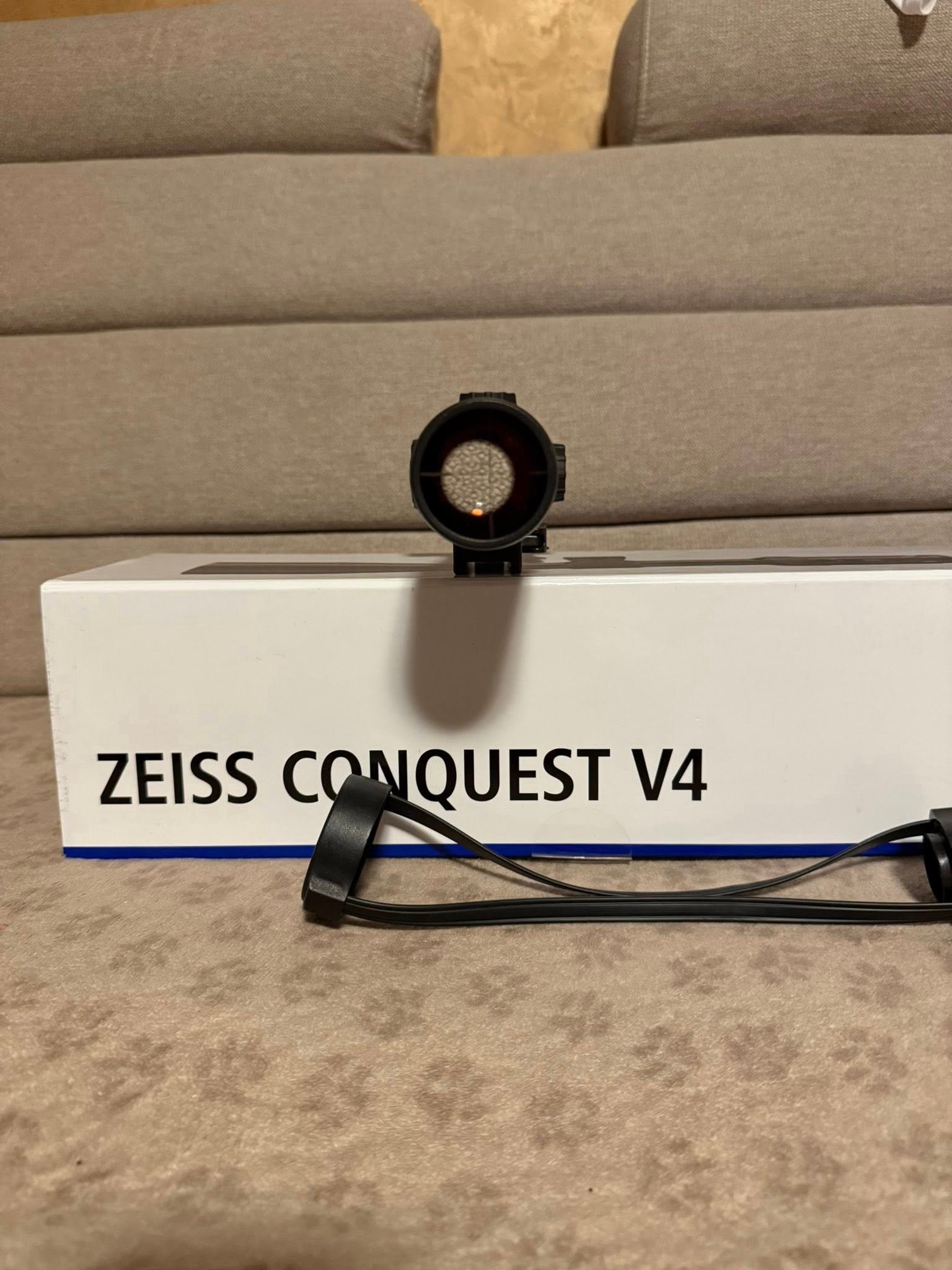Vând lunetă de goană Zeiss conquest v4, ca nouă, folosită doar pt reglare încă în garanție. Preț 4000 lei. 0767220482