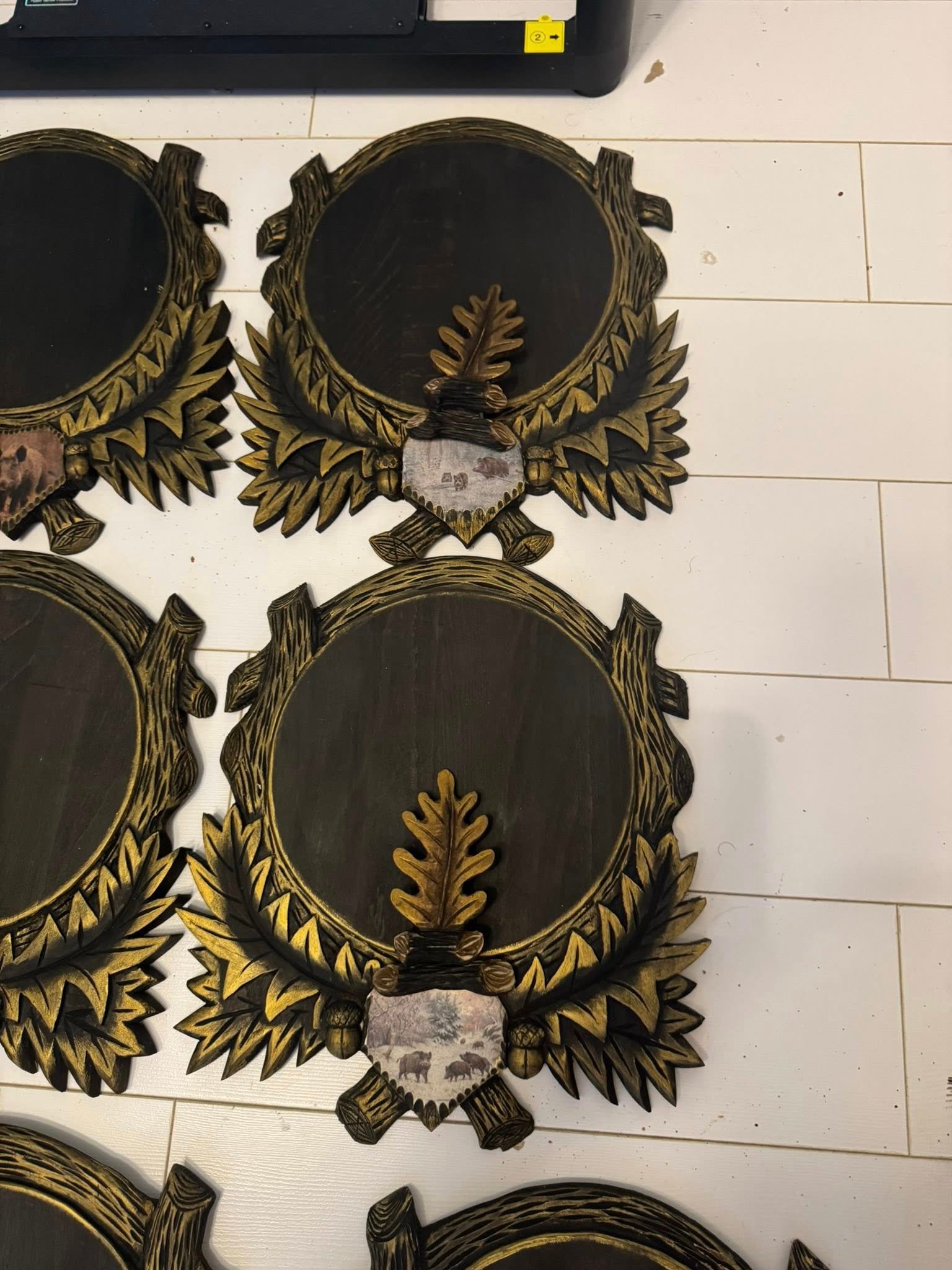 Panoplii sculptate manual mistreț,250 bucata sau 450 doua,cele cu replici de colți de 28 cm sunt 350