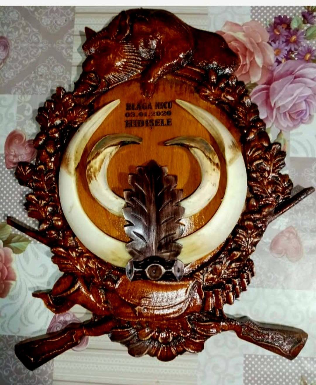 Panoplii pentru trofee de mistreț sculptate pe lemn masiv la cerere se pot personaliza