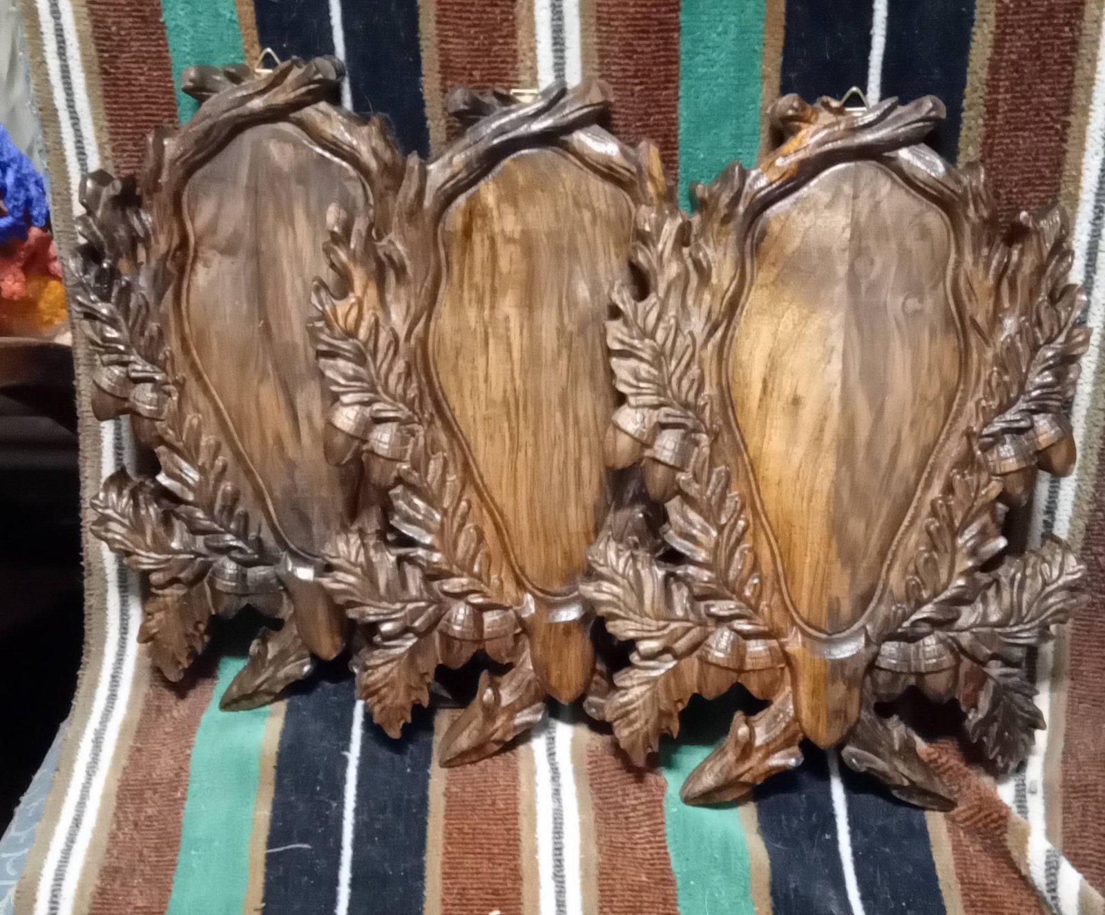 Panoplii pentru trofee de căprior, mistreț sculptate pe lemn de nuc natur