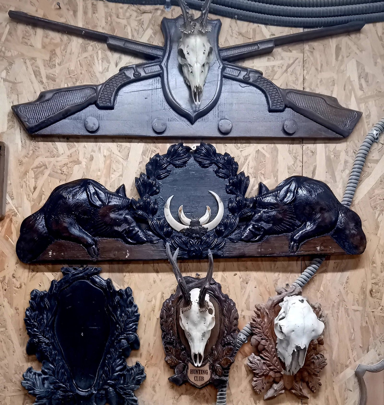 Cuiere vânătorești sculptate pe lemn masiv cu agatatori incluse