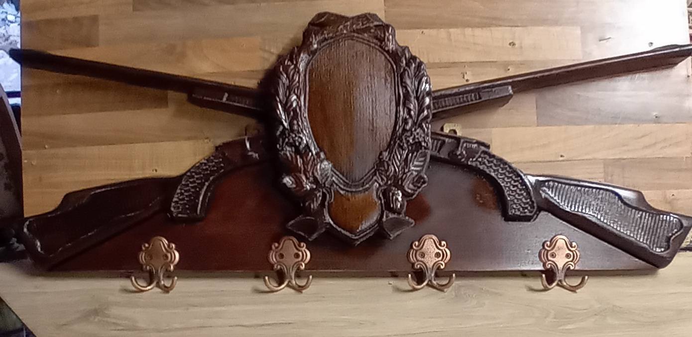 Cuiere vânătorești sculptate pe lemn masiv cu agatatori incluse