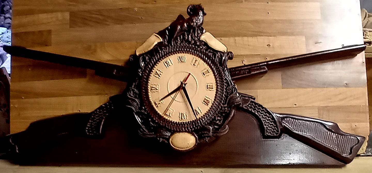 Cuiere vânătorești sculptate pe lemn masiv cu agatatori incluse