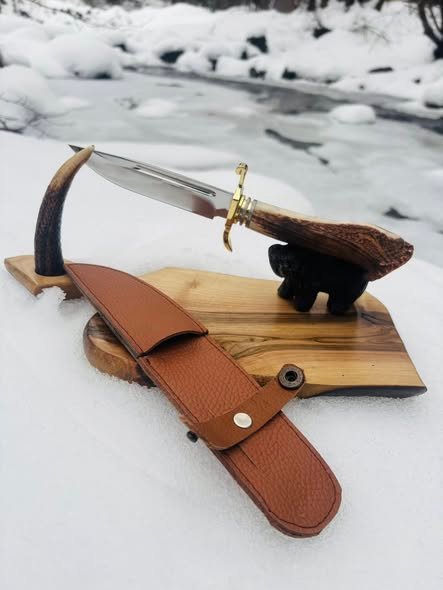 Cuțite de vânătoare cu mâner din corn de cerb