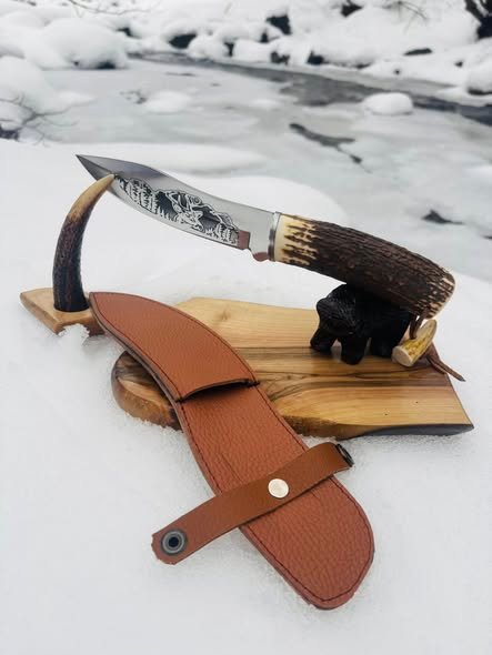 Cuțite de vânătoare cu mâner din corn de cerb