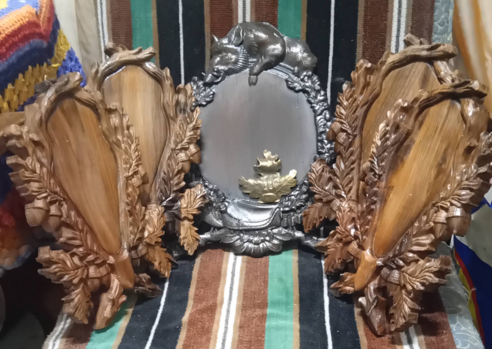 Panoplii pentru trofee de căprior, mistreț sculptate pe lemn de nuc natur