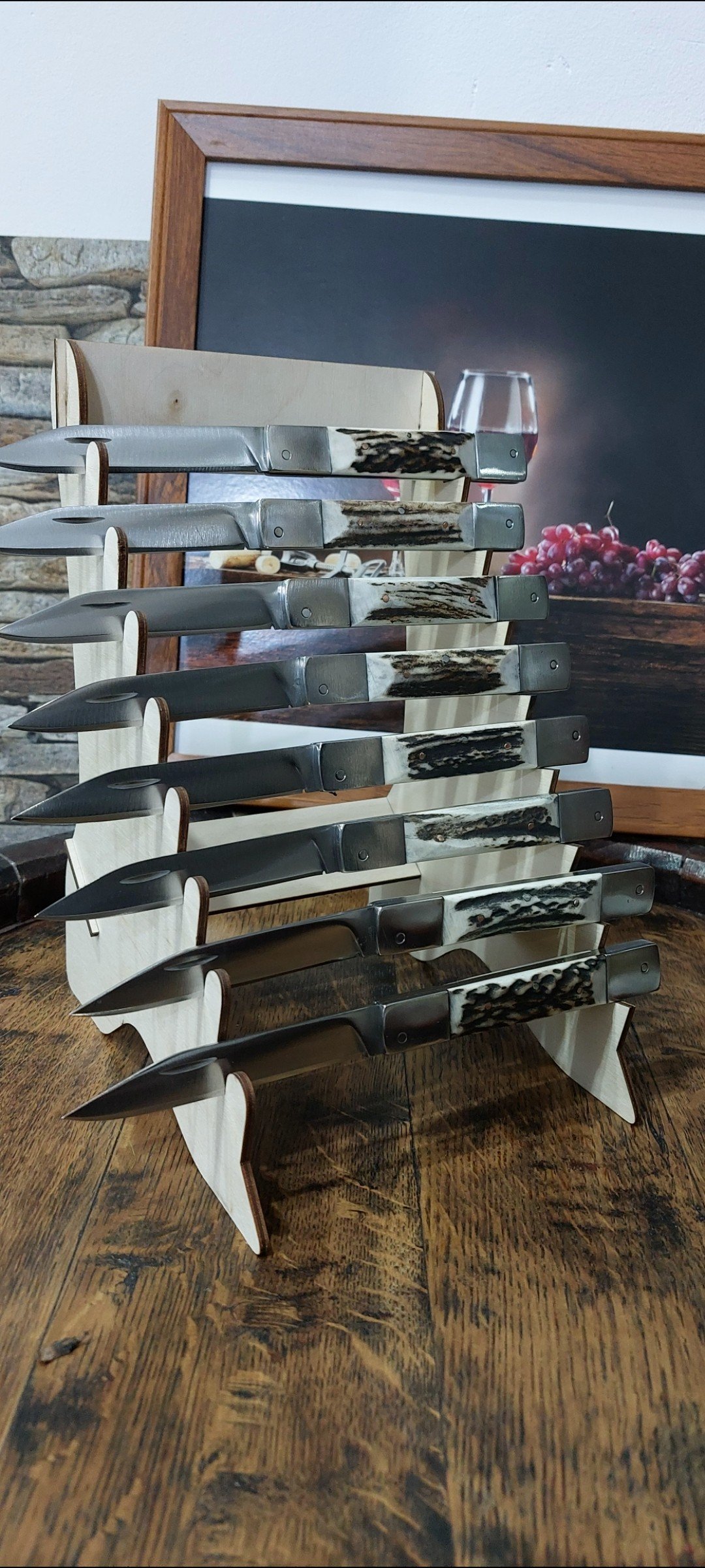 Briceag facut manual cu maner din corn de cerb 180 lei ,teaca briceag 40 lei,lant briceag 35 lei.