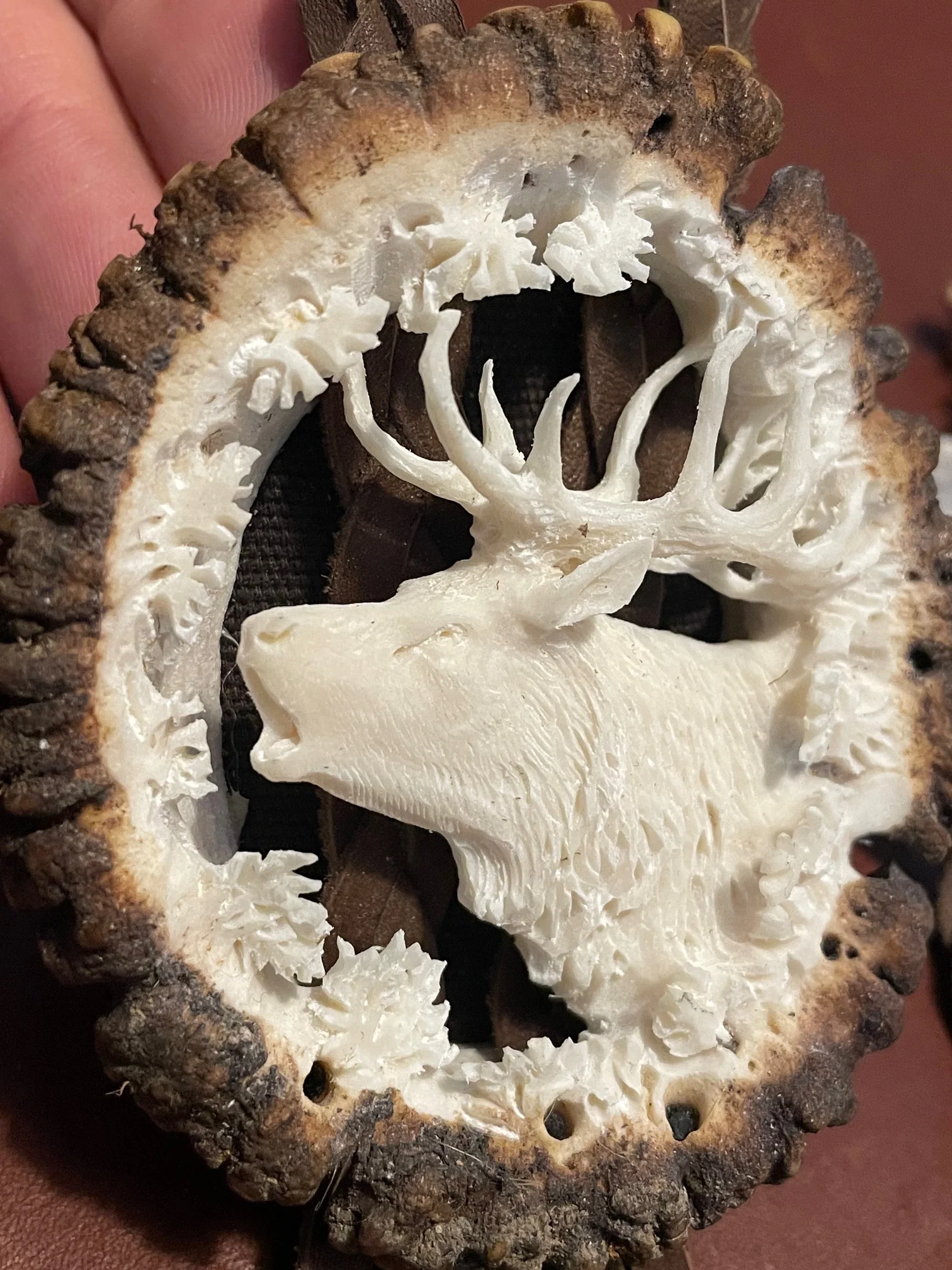 Stiti pe cineva cine sculpteaza cravata vanatoreasca din corn de cerb?