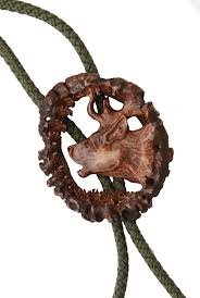 Stiti pe cineva cine sculpteaza cravata vanatoreasca din corn de cerb?