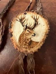 Stiti pe cineva cine sculpteaza cravata vanatoreasca din corn de cerb?