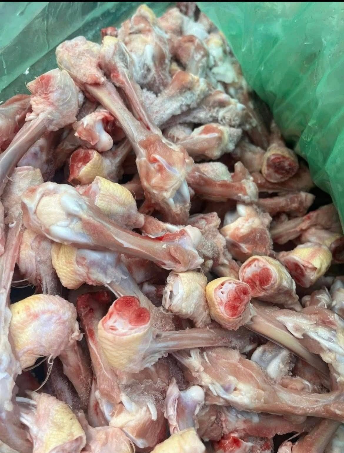 Hrană pentru câini(oase de la pulpă, vârfuri de aripi,tocătură,spate de pui,oase de la piept), doar de pui