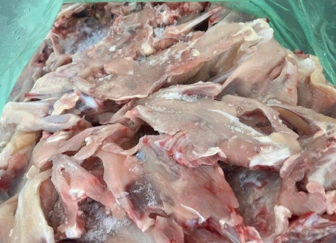 Hrană pentru câini(oase de la pulpă, vârfuri de aripi,tocătură,spate de pui,oase de la piept), doar de pui