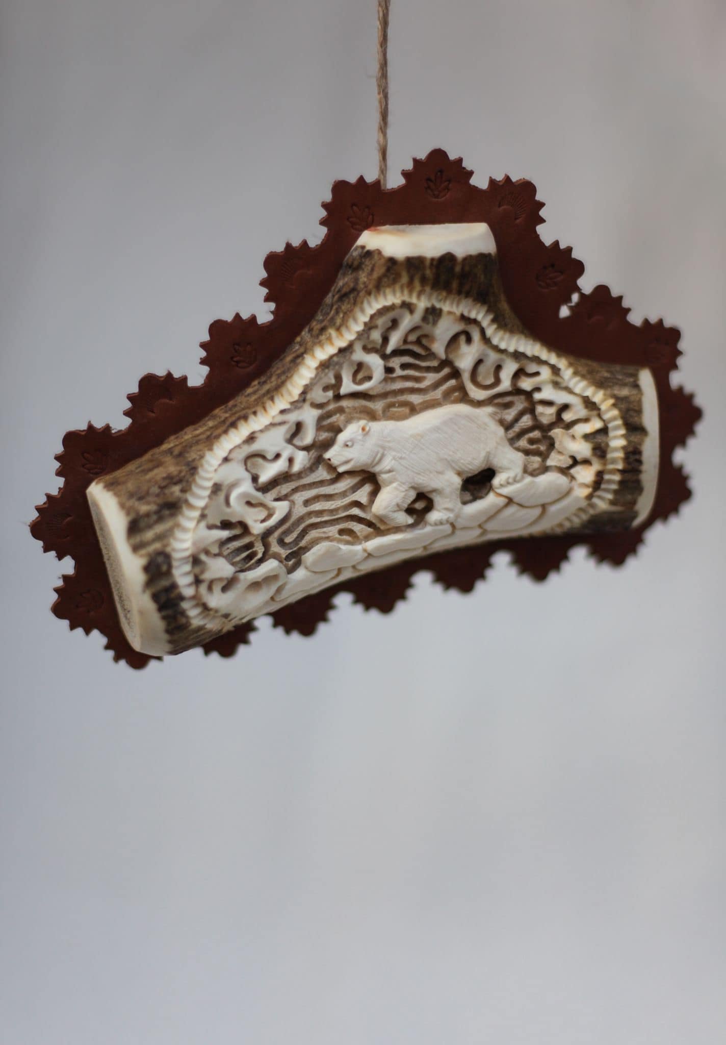 Este un obiect realizat manual, inspirat din atmosfera naturii