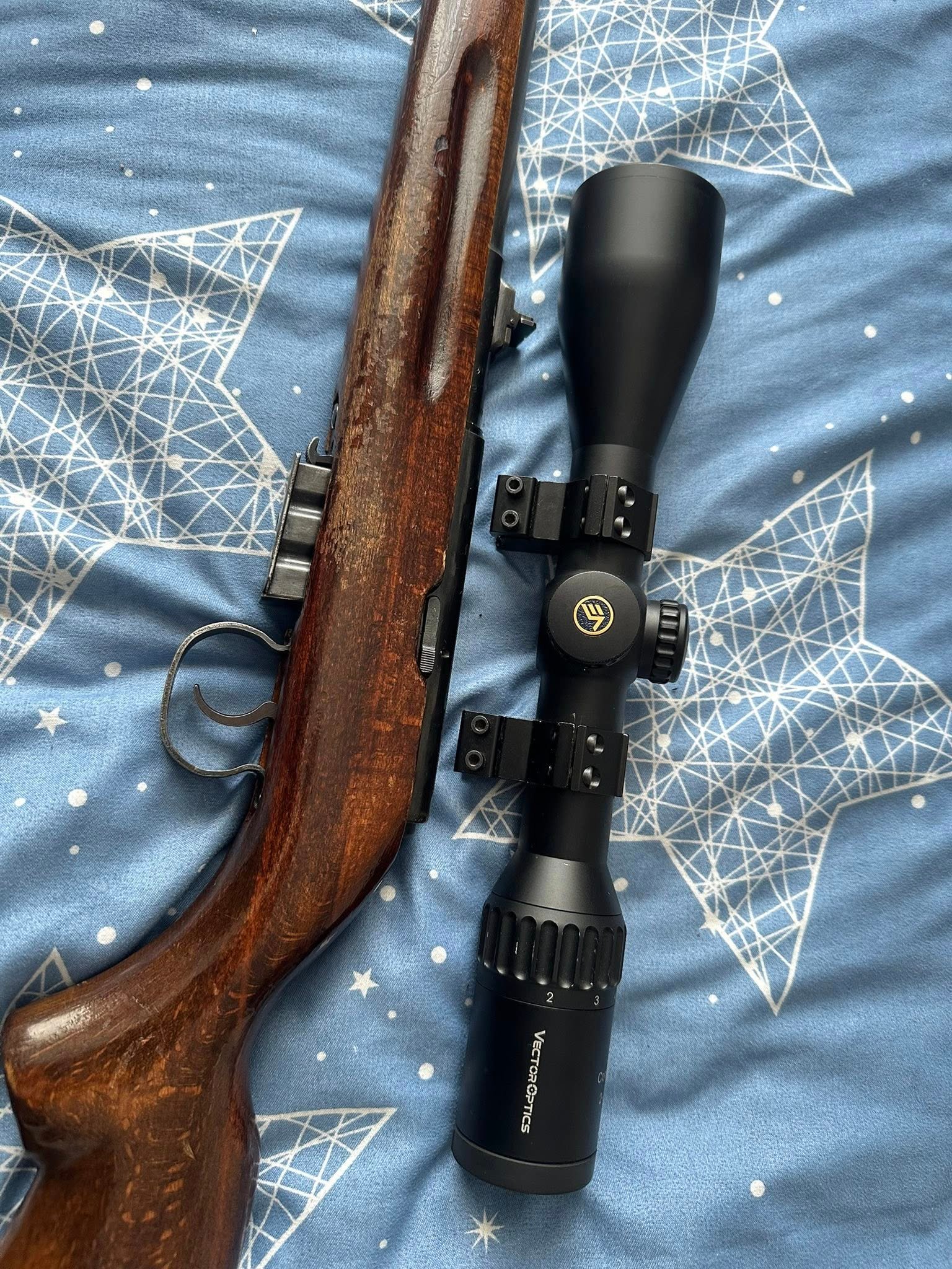 Îmi puteți spune unde aș putea găsi un adaptor pentru șină?