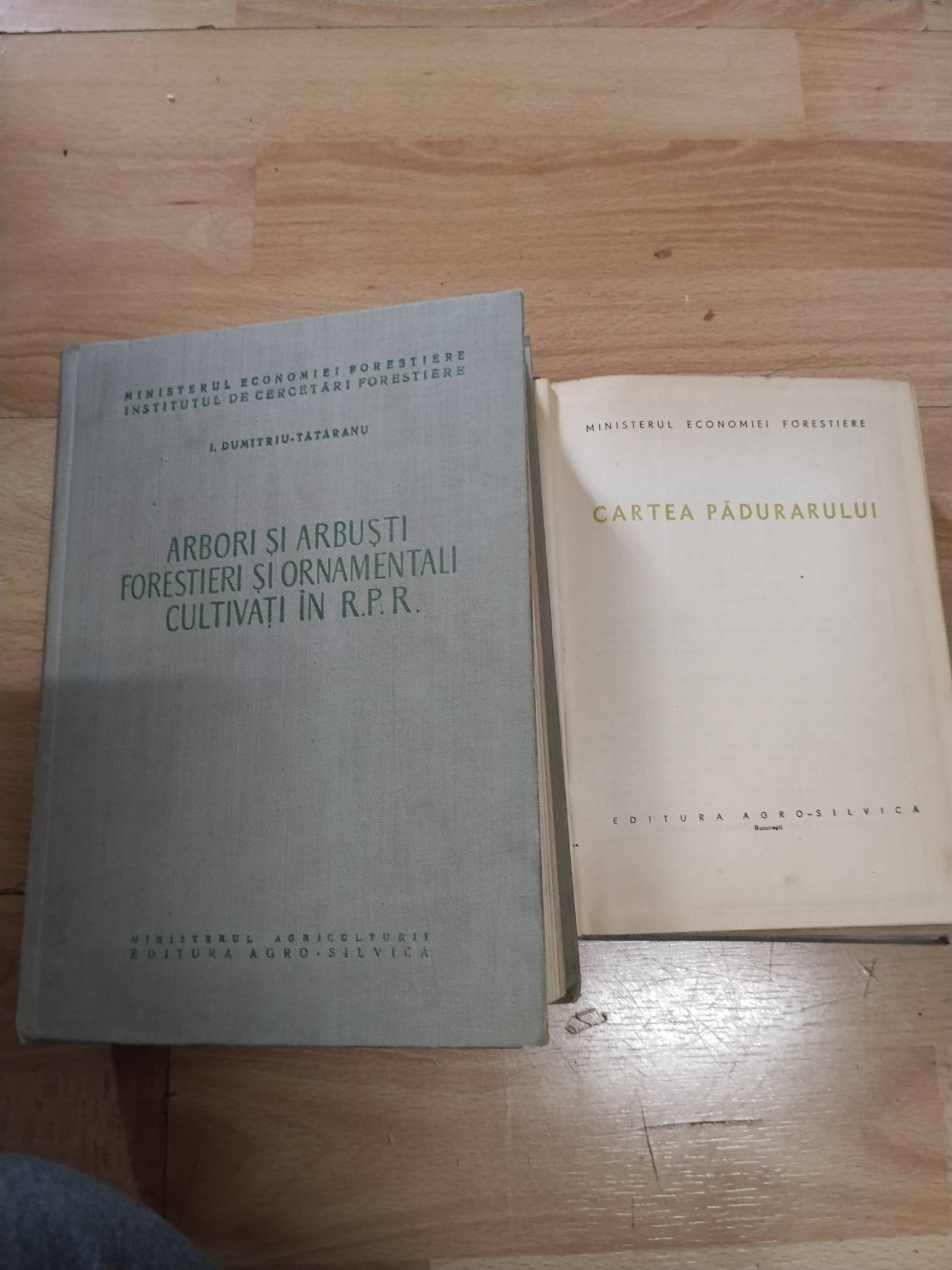 Lot cărți vânătoare, pădure.