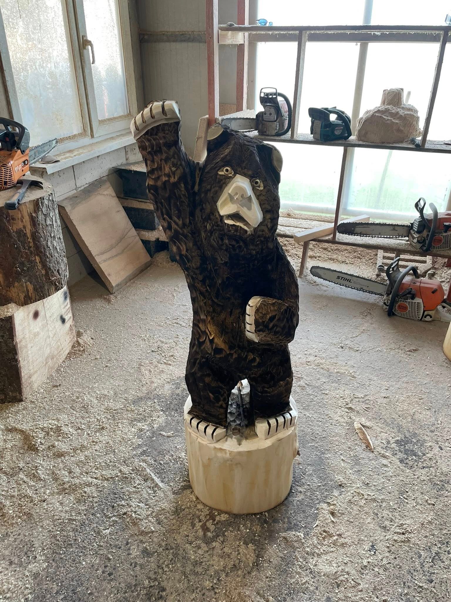 Mese, bănci rustice cu diferite animale sculptate , sculpturi cu drujba pe comandă !