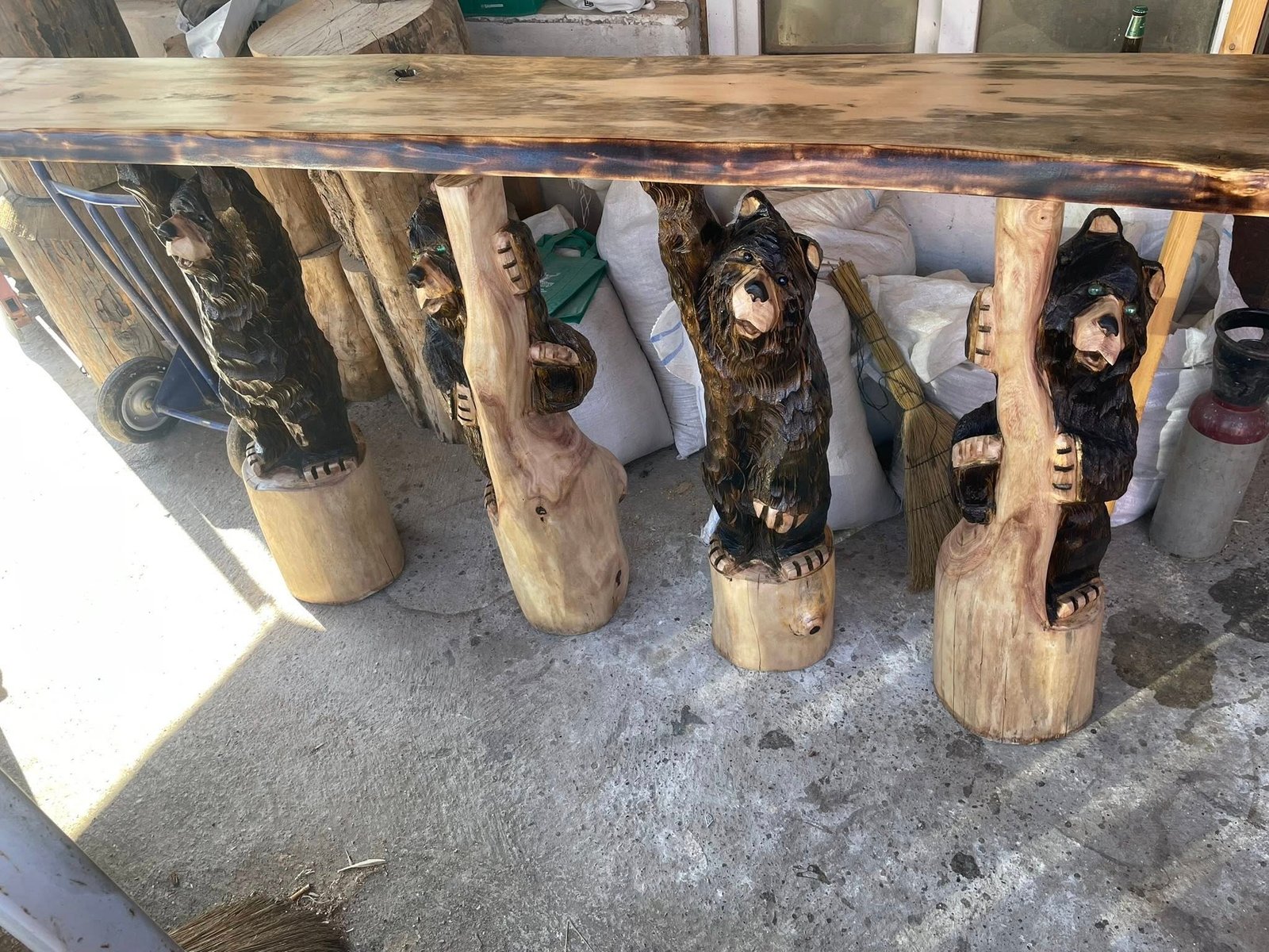 Mese, bănci rustice cu diferite animale sculptate , sculpturi cu drujba pe comandă !