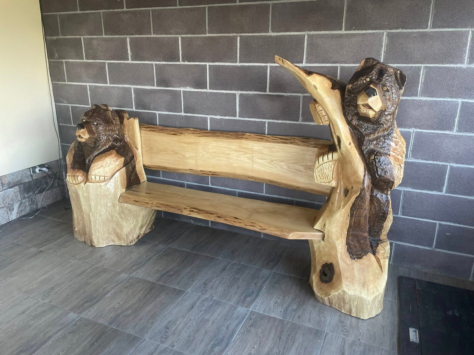 Mese, bănci rustice cu diferite animale sculptate , sculpturi cu drujba pe comandă !